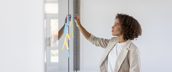Eine Frau klebt Aufkleber auf