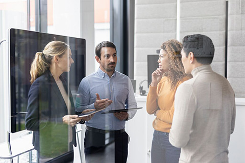 Mehrere Menschen diskutieren zusammen in einem Workshop