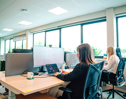 Mensen die op kantoor werken