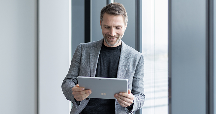 Ein Mann arbeitet an einem Tablet