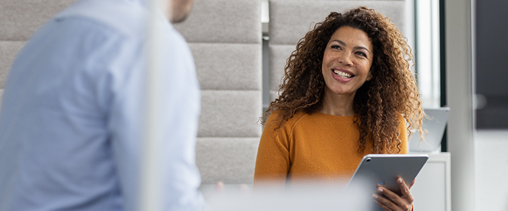 Eine Frau schaut auf ein Tablet